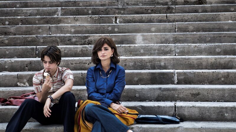Adri (Luana Giuliani, l.) und ihre Mutter Clara (Penélope Cruz, r.) verbindet stumm ihr individueller Wunsch nach Selbstbestimmung und einer neuen Identität. – Bild: Honorarfrei Adri (Luana Giuliani, l.) und ihre Mutter Clara (Penélope Cruz, r.) verbindet stumm ihr individueller Wunsch nach Selbstbestimmung und einer neuen Identität. – Bild: Honorarfrei