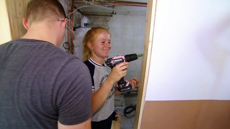 Anne und Patrick sanieren ein Reihenhaus in Bremen. Das Obergeschoss ist fertig, jetzt kommt das Erdgeschoss. – Bild: RTLZWEI
