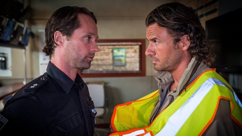 Mattes (Matthias Schloo, l.) ist nicht erfreut darüber, dass der Schauspieler Tim Schneider (Stephan Luca, r.) den ganzen Tag bei ihm und Melanie mitfahren wird. – Bild: ZDF/​Boris Laewen