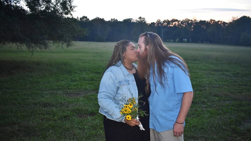 Myesha Price and Joe Watts kissing on his property after she first arrives to Centre, AL. – Bild: Discovery Communications, LLC