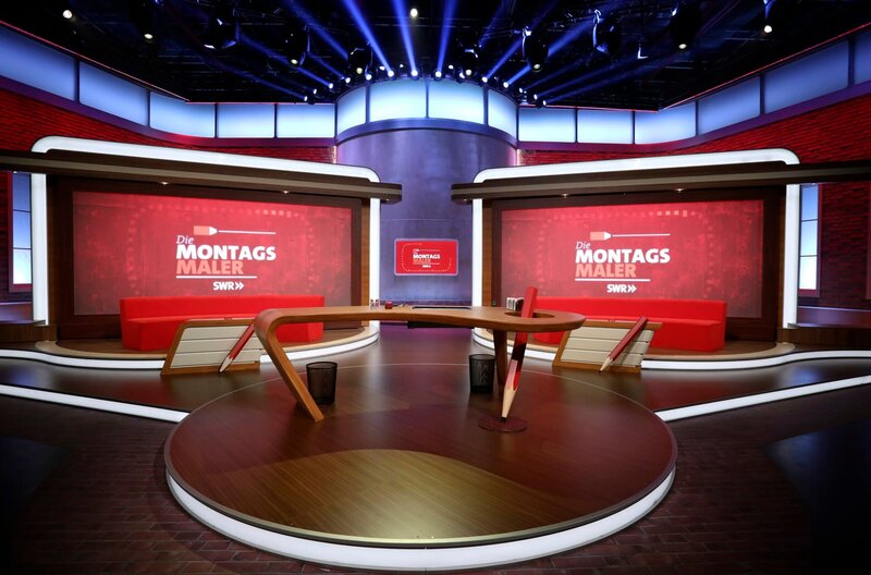 Die „Montagsmaler“ sind wieder da. Ab August zeigt das SWR Fernsehen 40 neue Folgen des TV Klassikers, präsentiert von Publikumsliebling Guido Cantz. In jeder Sendung tritt ein Team von vier Prominenten gegen acht Kandidaten aus dem Südwesten an – vier Kinder und vier Erwachsene. Und wieder dreht sich alles um die Frage: Wer malt und räts am besten? Studiokulisse – Bild: SWR/​Bavaria Entertainment GmbH