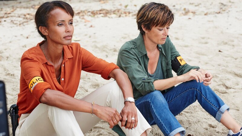 Mélissa Sainte-Rose (Sonia Rolland, l.) und Gaëlle Crivelli (Beatrice de la Boulaye, r.) nähern sich, trotz anfänglicher Schwierigkeiten, an und versuchen das Beste aus der Zusammenarbeit zu machen. – Bild: Sylvie Castioni