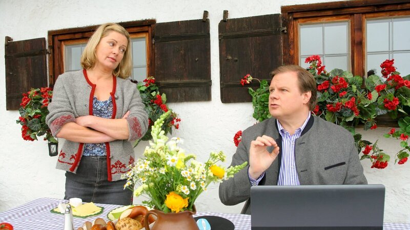 Hartl (Michael A. Grimm, r.) hat sich vorübergehend bei Marie (Karin Thaler, l.) auf dem Hof einquartiert. – Bild: ZDF und Christian A. Rieger