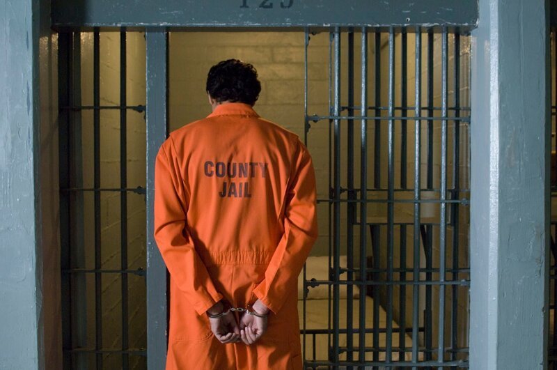 Handcuffed Prisoner in Jail – Bild: moodboard/​Corbis