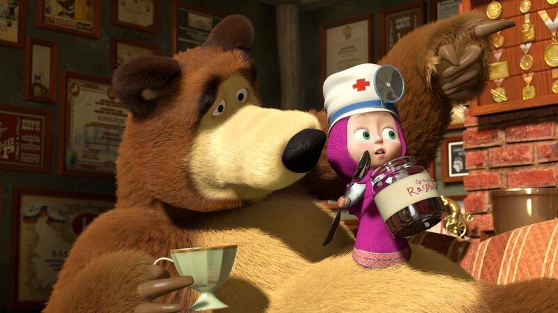 Der Bär ist krank. Mascha untersucht ihn und verordnet Bettruhe. – Bild: KiKA/​Animaccord Animation Studio