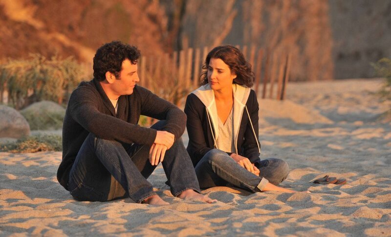 In der Nacht von Barneys und Robins (Cobie Smulders, r.) Hochzeit verschwindet Barney spurlos. Gemeinsam mit Ted (Josh Radnor, l.) macht sich Robin auf die Suche … – Bild: Courtesy of Warner Brothers