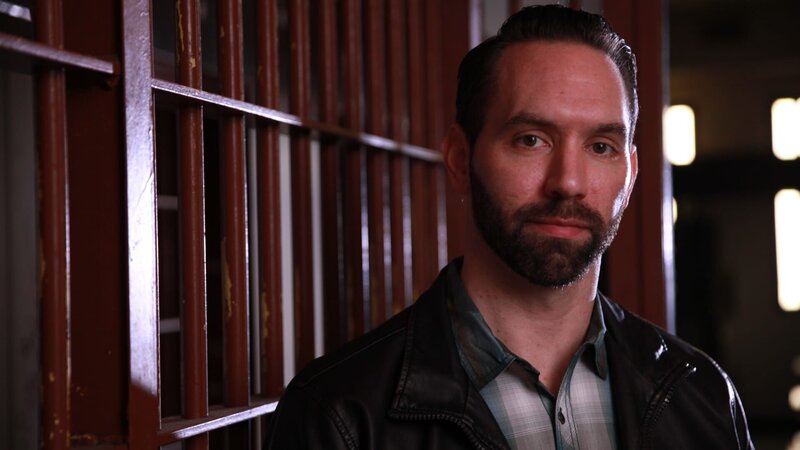 Host Nick Groff stands in a cell in the Old Chatham County Prison. – Bild: Discovery