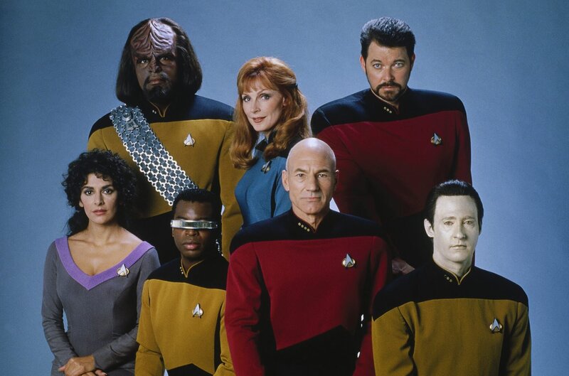 (v.) Marina Sirtis, LeVar Burton, Patrick Stewart (M.), Brent Spiner, (h.) Michael Dorn, Gates Mc Fadden, Jonathan Frakes – Bild: NBC Universal, Die Veröffentlichung und Verwendung der Bilder sind nur in direktem redaktionellem Zusammenhang und einem Sendetermin auf einem NBC Universal Sender erlaubt – Eine Weitergabe an Dritte,