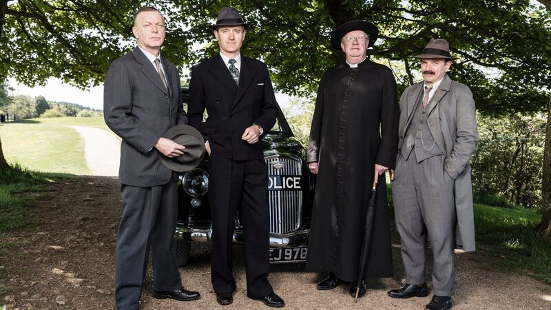Inspector Mallory (Jack Deam, r.) erhält in diesem Fall nicht nur die Unterstützung von Father Brown (Mark Williams, 2. v. r.) sondern auch von Inspector Valentine (Hugo Speer, l.) und Chief Inspector Sullivan (Tom Chambers, 2. v. l.) von Scotland Yard. – Bild: ZDF und Gary Moyes