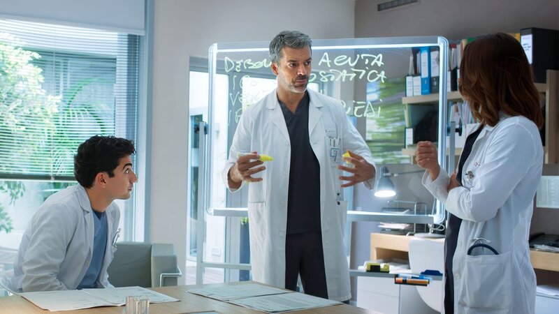 Federico Lentini (Giacomo Giorgiol, l.), Andrea Fanti (Luca Argentero, m.) – Bild: AXN White