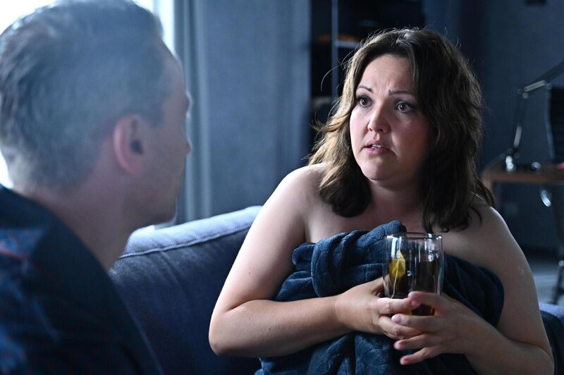Kilian (Marc Dumitru) rät Hanna (Sarah Victoria Schalow) wider besseres Wissen zu einem Geständnis. – Bild: RTL /​ Julia Feldhagen