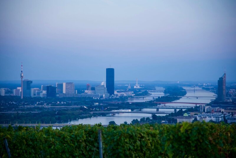 Ausblick von der „Buschenschank Wieninger am Nußberg“ fuer ServusTV’s „Heimatleuchten – So schmeckt Wien“. – Bild: ServusTV
