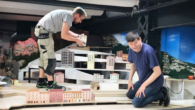 Julian Geprägs’ (L.) log truck is about to start its maiden voyage in the forest. – Bild: DMAX