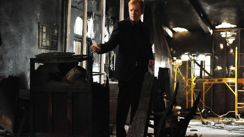 Horatio Caine (David Caruso) muss mit seinem Team die Brandstiftung in einem Haus aufklären, bei der der Enkel des Hausbesitzers ums Leben kam. – Bild: TVNOW /​ CBS