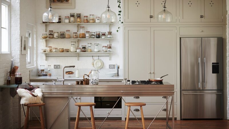 Umgestaltete Küche – Bild: Warner Bros. Discovery