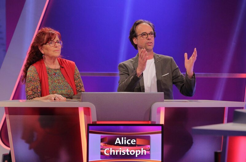 Alice Hoffmann und Christoph Sonntag freuen sich auf spannende Fragen beim Wissensquiz „Meister des Alltags“. Ein Ratespaß, der Tipps und Tricks für den eigenen Alltag liefert – und viele lustige Momente. – Bild: SWR/​Peter A. Schmidt