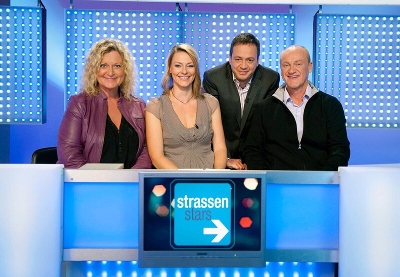Moderator Roberto Cappelluti (3.v.l) mit dem Rateteam Susanne Fröhlich (l), Anja Reschke und Bodo Bach. – Bild: WDR/​HR/​Benjamin Knabe
