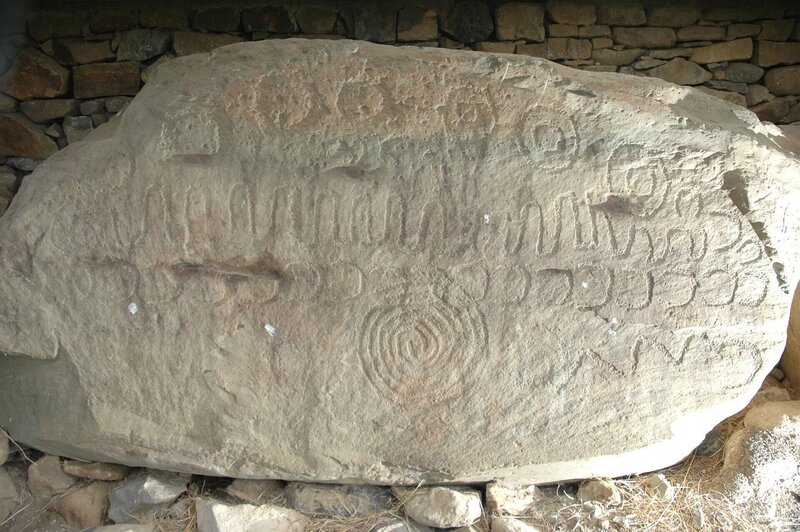 Kalenderstein in Knowth – Bild: boxftp /​ © HISTORY /​ A+E Networks
