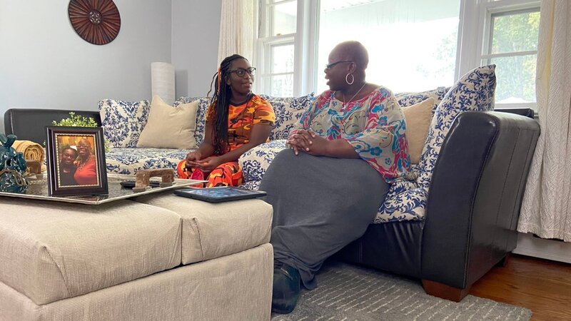 Tiffany and Nya sitting in Room – Bild: Discovery Communications, LLC