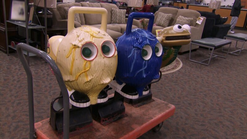 Äußerlich lässt sich Ashley nichts anmerken, doch tief drinnen brodelt es. Denn Karen läuft ihr an der Ladentheke den Rang ab. Wenn es darum ging, Ringe, Ketten und Armbänder an den Mann oder die Frau zu bringen, war Ashley bis dato die uneingeschränkte Nummer eins im „American Jewelry and Loan“. Doch die Zeiten ändern sich. Die neue Mitarbeiterin ist offenbar ein Naturtalent und glänzt in Detroit mit beeindruckenden Verkaufszahlen. – Bild: Discovery Networks