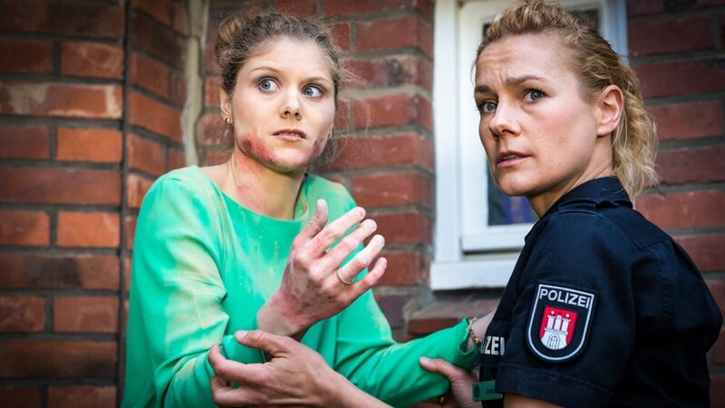 Franzi (Rhea Harder-Vennewald, r.) hilft Valerie Politz (Stephanie Lexer, l.), die gerade Opfer eines Sprengstoffanschlages wurde. – Bild: ZDF, Boris Laewen
