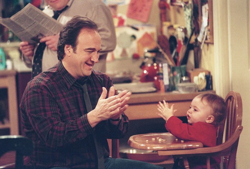 Vater Jim (Jim Belushi, l.) genießt die Zeit mit seinem Sohn Kyle. Dabei sollte er doch eigentlich die Überraschungsparty für seine Frau organisieren … – Bild: The Walt Disney Company Germany