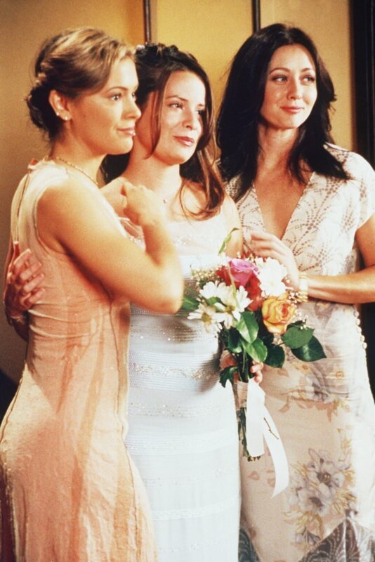 Phoebe (Alyssa Milano, l.) und Prue (Shannen Doherty) sind Pipers (Holly Marie Combs, M.) Brautjungfern. – Bild: Paramount Pictures