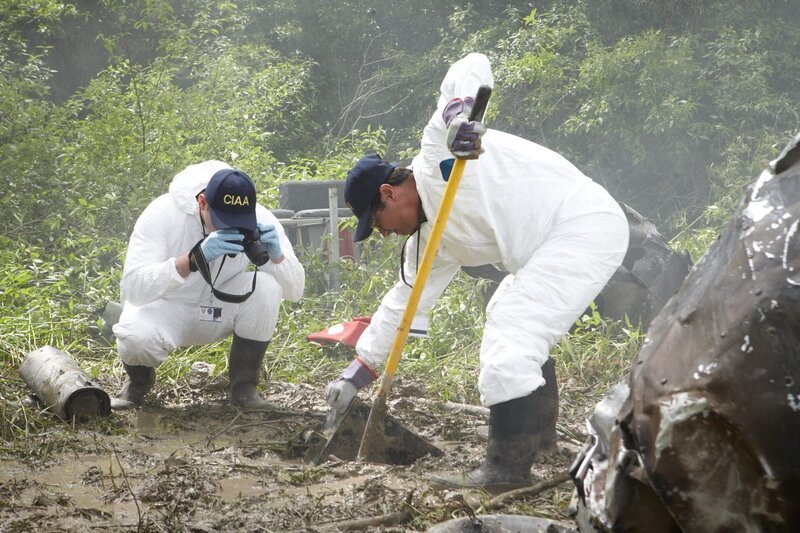 Ermittler untersuchen am Absturzort in Peru die Absturzursache und bergen den beschädigten Flugdatenschreiber. Können sie den Absturz trotzdem vollständig aufklären? – Bild: The National Geographic Channel