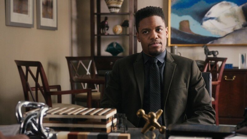 Holmes and Watson retrace Holmes steps after he finds himself in possession of a severed head and no memory of the past six hours or why he has it. – Bild: PLURIMEDIA (CBS Broadcasting, Inc.)