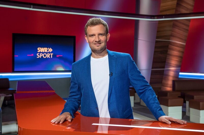 SÜDWESTRUNDFUNK SWR Sport - Lennert Brinkhoff Moderator "SWR Sport" im SWR Fernsehen (Sa.,17:30 Uhr im SWR Fernsehen, So., 21:45 Uhr im SWR Fernsehen Baden-Württemberg und Sondersendungen im SWR Fernsehen). Reporter, Redakteur und Autor in der multimedialen Sportredaktion des SWR. Lennert Brinkhoff im Studio. © SWR/Alexander Kluge, honorarfrei - Verwendung gemäß der AGB im engen inhaltlichen, redaktionellen Zusammenhang mit genannter SWR-Sendung und bei Nennung "Bild: SWR/Alexander Kluge" (S2+). SWR-Presse/Bildkommunikation, Baden-Baden, Tel: 07221/929-22287, foto@swr.de – Bild: SWR /​ SWR-Presse/​Bildkommunikation