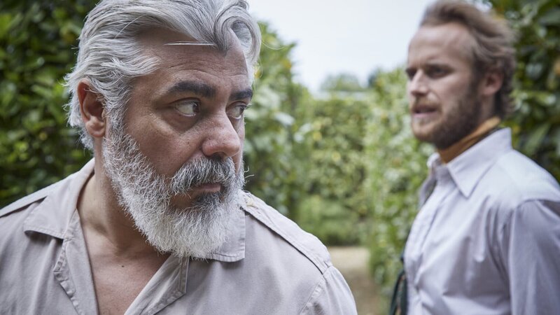 Geoff Craven (Darrell D’Silva, l.) arbeitet für die Familie von Guy Mortmaigne (Ben Lambert, r.). – Bild: ZDF und ITV Studios