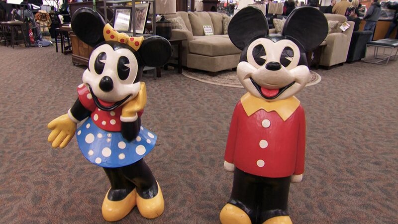 Die Unterschrift auf der Gitarre ist echt, das belegen die beigefügten Zertifikate. Das Autogramm stammt tatsächlich von Ace Frehley, dem Bandmitglied der legendären Rockgruppe „Kiss“. Damit wären die entscheidenden Fakten geklärt. Doch was den Wert des Musikinstruments betrifft, liegen Les Gold und der Anbieter weit auseinander. Der Kunde verlangt stolze 10 000 Dollar für sein Eigentum. Der erfahrene Pfandleiher bietet ihm im Gegenzug die Hälfte an – Bild: Warner Bros. Discovery