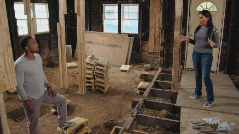 Die Immobilien-Profis entdecken Feuerschäden, schlechte Reparaturen und noch mehr Probleme in einem jahrhundertealten Duplex-Haus in East Nashville. Das Haus-Flipping wird zum schwierigsten ihrer bisherigen Karriere. DeRon und Page müssen entscheiden, ob sie das Haus von Grund auf renovieren wollen oder ihre Verluste einstecken und aufgeben. – Bild: HGTV