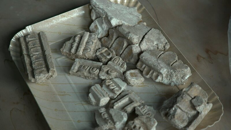 In der Ausgrabungsstätte des Theaters von Nero in Rom wurden Beispiele für Stuckarbeiten gefunden. – Bild: Windfall Films/​Mario Terzoli