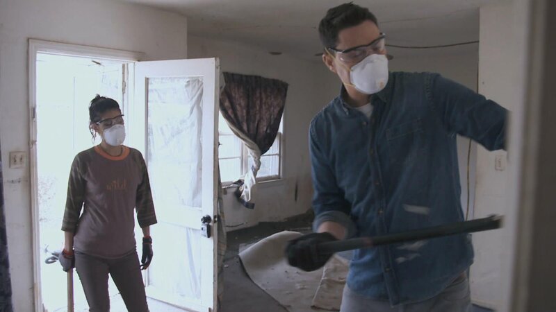 Das Backsteinhaus in der Nähe des Gresham Parks riecht so verrottet, dass sich Ken und Anita nicht sicher sind, ob sie dieses Haus jemals verkauft bekommen. Hinzu kommt die Konkurrenz der anderen Immobilien in der Gegend und eine undichte Stelle im Haus. Diese Renovierung stellt die beiden vor eine ihrer bisher größten Herausforderungen! – Bild: HGTV