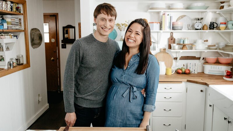 Host Molly Yeh with her guest, husband Nick Hagen, as seen on Girl Meets Farm, Season 3. – Bild: Television Food Network, G.P.