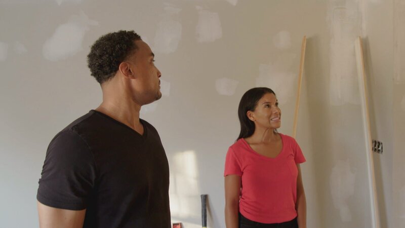 Um ein Haus-Flipping erfolgreich zu stemmen, müssen DeRon und Page kreativ werden. Ein modernes Haus im Vorort von Franklin ist etwas zu klein für einen großen Gewinn. Sie wollen die Immobilie vergrößern. – Bild: HGTV