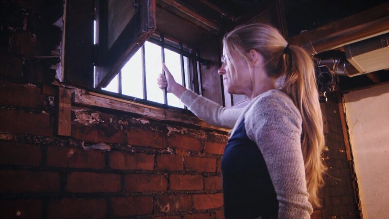 Nicole looking out the window. – Bild: HGTV