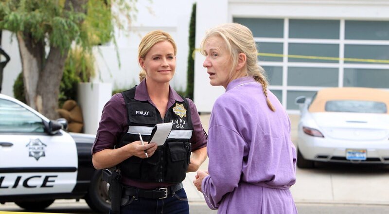 Julie (Elisabeth Shue, l.) sucht Zeugen für den Mord an dem erfolgreichen Scheidungsanwalt Sloan und befragt Marjorie Randell (Caroline Lagerfelt) zu ihren Beobachtungen. – Bild: RTL