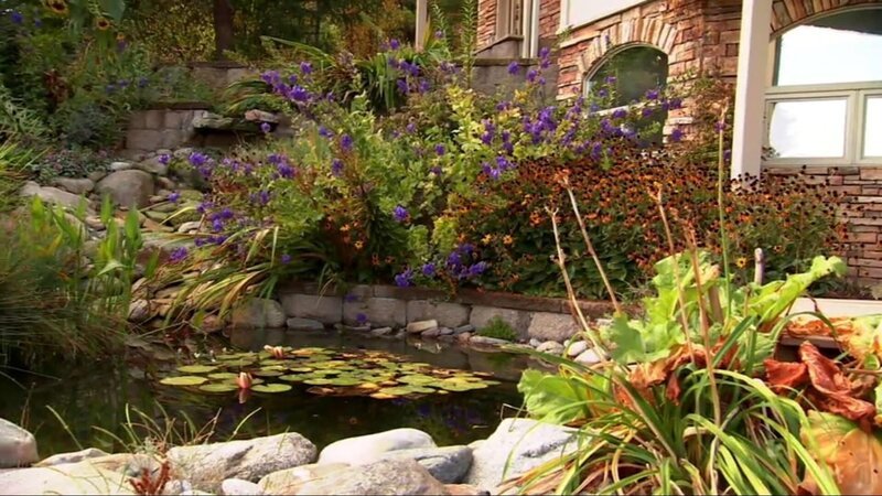 Die frischgebackenen Eltern Kellen und Sonja Upholt hoffen, ein Stück alpines Paradies in Coeur d’Alene, Idaho, erwerben zu können. Der Ort liegt an einem schönen See und ist von eindrucksvollen Bergen umrahmt. Hier sollen ihr Erstgeborener, Baby Brecken, wie auch geplante weitere Kinder inmitten unberührter Natur aufwachsen. – Bild: HGTV /​ Tanja Bachetzky