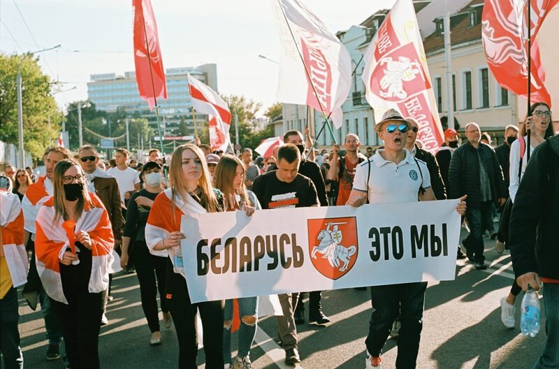 Die Menschen in Belarus demonstrieren für ein Belarus ohne Lukaschenko – mit der rot-weißen Flagge. – Bild: Andrew Keymaster/​Unsplash /​ © Andrew Keymaster/​Unsplash