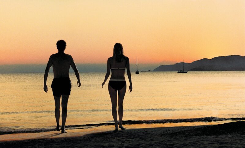 Der Anfang einer Liebesgeschichte: Gillles (Stéphane Freiss – links) und Marion (Valeria Bruni-Tedeschi – rechts) begegnen sich in einem Urlaubshotel in Italien. – Bild: KinoweltTV Der Anfang einer Liebesgeschichte: Gillles (Stéphane Freiss – links) und Marion (Valeria Bruni-Tedeschi – rechts) begegnen sich in einem Urlaubshotel in Italien. – Bild: KinoweltTV