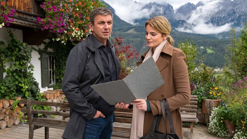 Dr. Martin Gruber (Hans Sigl) trifft zum ersten Mal auf Herbert Sattlers Tochter Eva (Rike Schmid). Sie vertritt Daniel Griesbach als Anwältin und möchte von Martin Informationen zu den Vorfällen auf der Wache. – Bild: ZDF und Erika Hauri