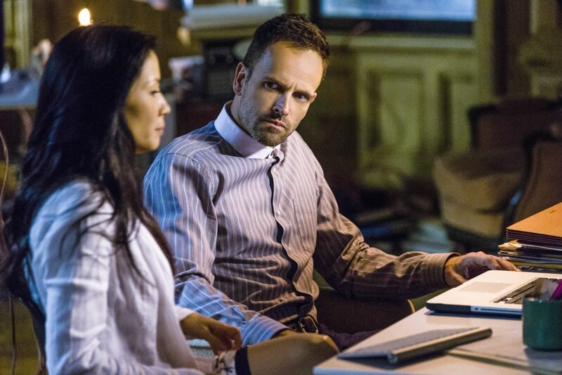 Ein neuer Fall beschäftigt Sherlock Holmes (Jonny Lee Miller, r.) und Joan Watson (Lucy Liu, l.) … – Bild: CBS Television Lizenzbild frei