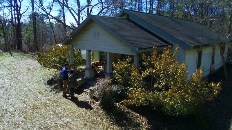 Ein heruntergekommenes Haus im amerikanischen „Arts and Crafts“-Stil muss von Grund auf renoviert werden. Anita und Ken beginnen strukturiert von vorne, doch schnell stellt sich heraus: Sie müssen es von Grund auf renovieren, um ein Traumhaus zu erschaffen. – Bild: HGTV