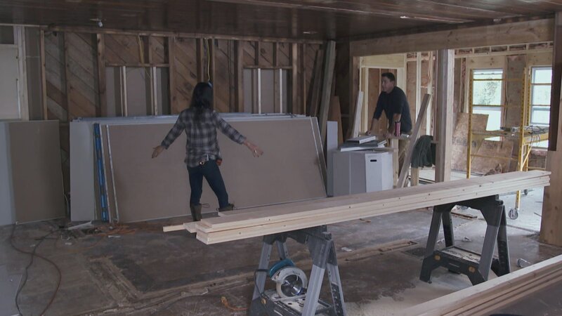 In der Künstlergemeinde am Pine Lake erstehen Ken und Anita ein mintgrünes, heruntergekommenes Häuschen. Da der kleine Ort bloß aus 350 Häusern besteht, wird es eine Herausforderung für die beiden, mit ihrem Projekt nicht zu großes Aufsehen zu erregen. Noch dazu müssen die beiden im Budget bleiben, wollen aber trotzdem ein gemütliches Zuhause erschaffen. – Bild: HGTV