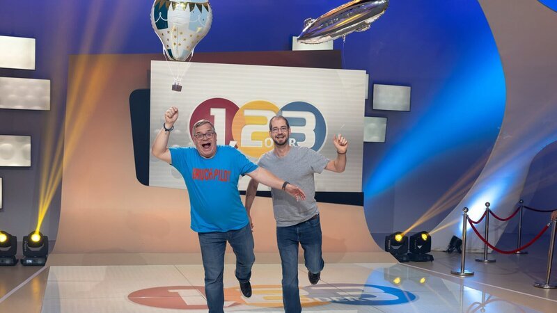 Benjamin Bachmaier (r.), Weltrekordhalter im Segelfliegen, ist zu Gast bei Elton (l.) bei „1,2 oder 3“. – Bild: ZDF und Ralf Wilschewski