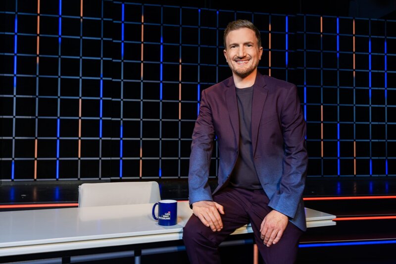 Host Stefan Büsser – Bild: SRF/​Gian Vaitl