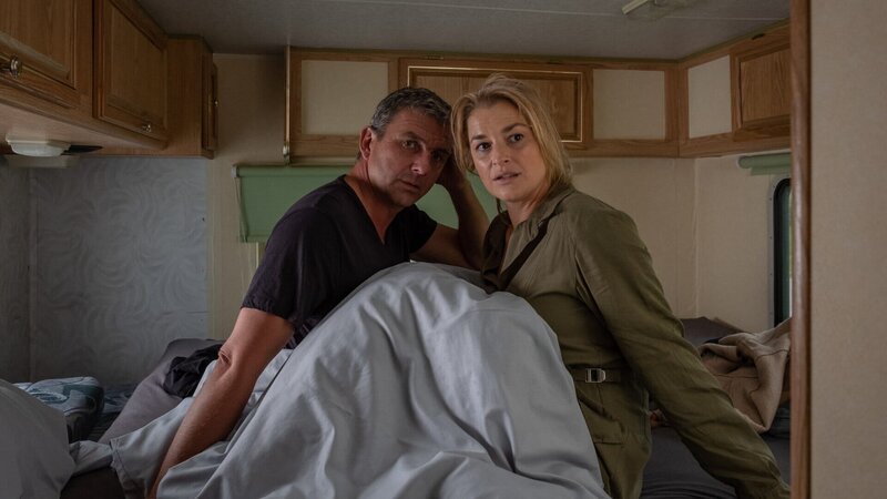 Nach einer durchzechten Nacht wachen Martin (Hans Sigl) und Anne (Ines Lutz) zusammen in Alexanders Wohnmobil auf. – Bild: ZDF und Andrea Leichtfried