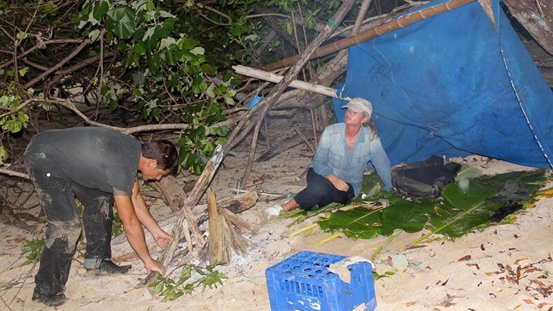 Myke and Ruth in shelter they built. – Bild: DMAX